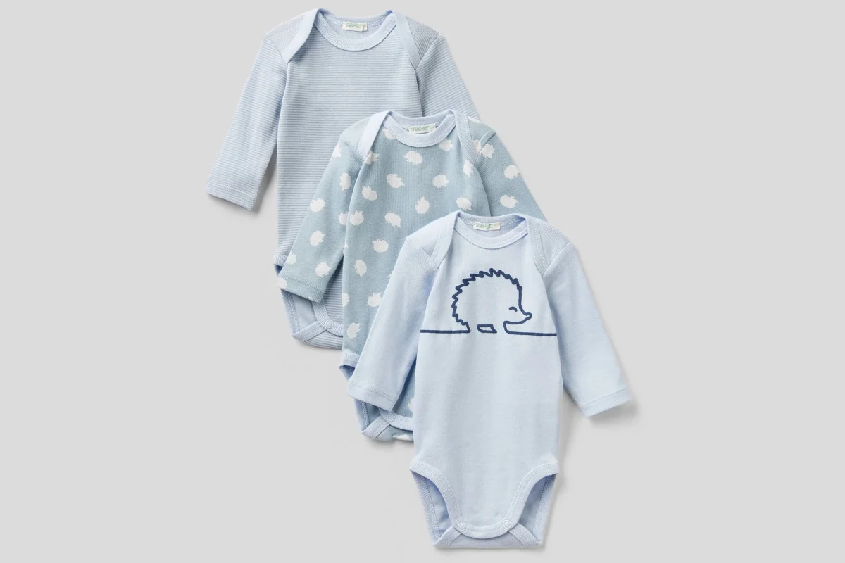 Tre body in cotone bio nei toni dell'azzurro